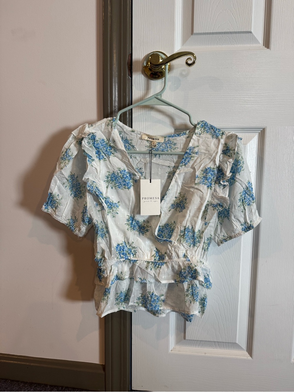 Promesa White Top with Blue Floral Print and Ruffle Details